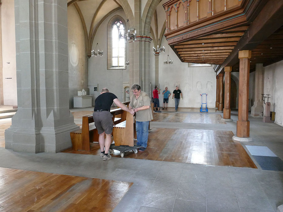 Räumung des Restinventars und der Kirchenbänke aus der Kirche (Foto: Karl-Franz Thiede)